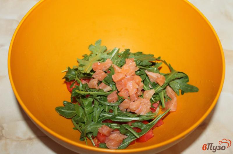 Фото приготовление рецепта: Салат из овощей с красной рыбой и фетой шаг №4
