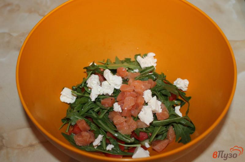 Фото приготовление рецепта: Салат из овощей с красной рыбой и фетой шаг №5