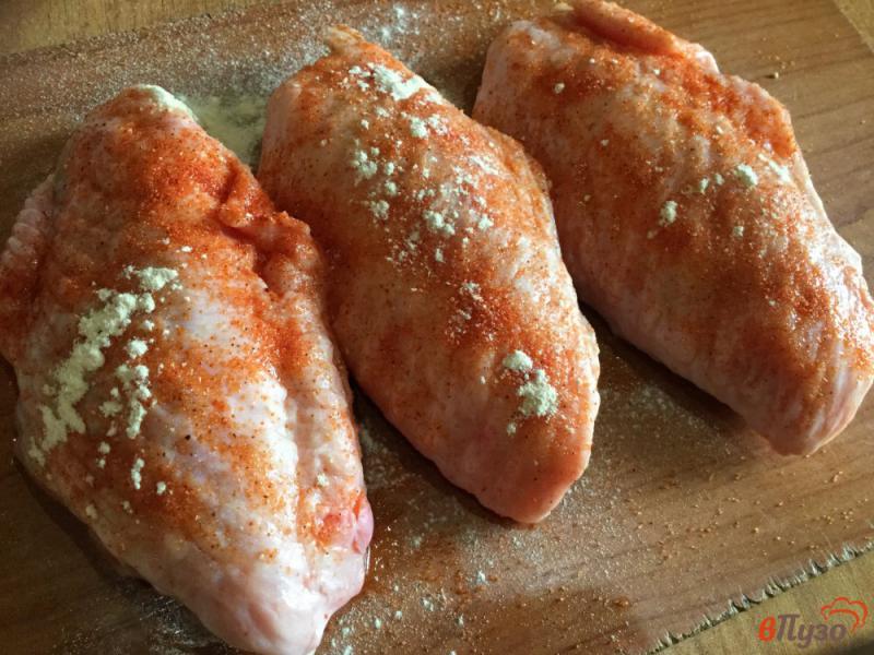 Фото приготовление рецепта: Индюшиные крылья с картофелем и болгарским перцем, запеченные в рукаве шаг №1
