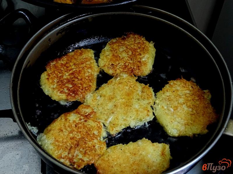 Фото приготовление рецепта: Картофельные деруны с капустой шаг №6