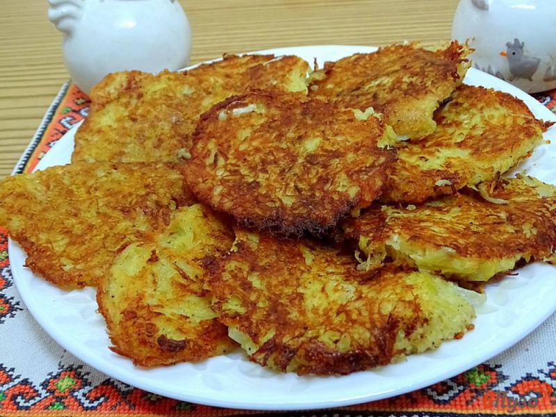Фото приготовление рецепта: Картофельные деруны с капустой шаг №7