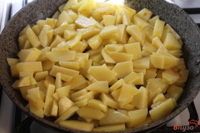 Фото приготовление рецепта: Жареный картофель с маслятами и луком по - сельски шаг №2