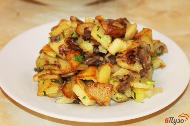 Фото приготовление рецепта: Жареный картофель с маслятами и луком по - сельски шаг №5
