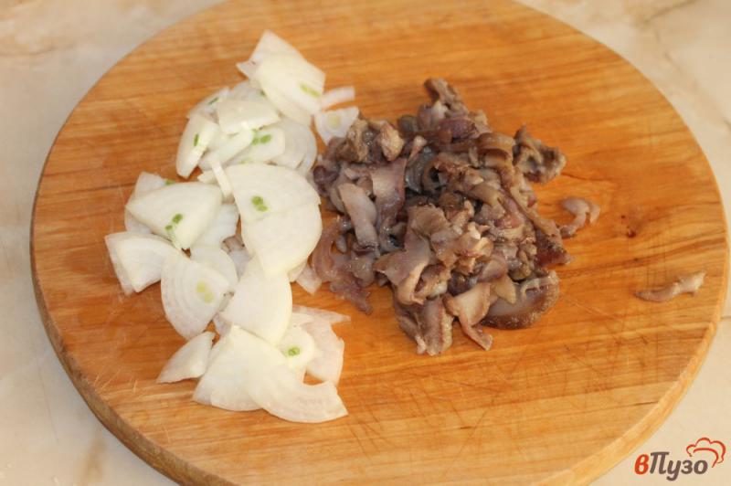 Фото приготовление рецепта: Жареный картофель с маслятами и луком по - сельски шаг №3