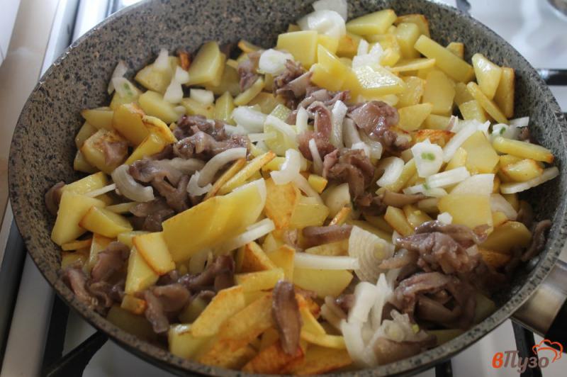 Фото приготовление рецепта: Жареный картофель с маслятами и луком по - сельски шаг №4