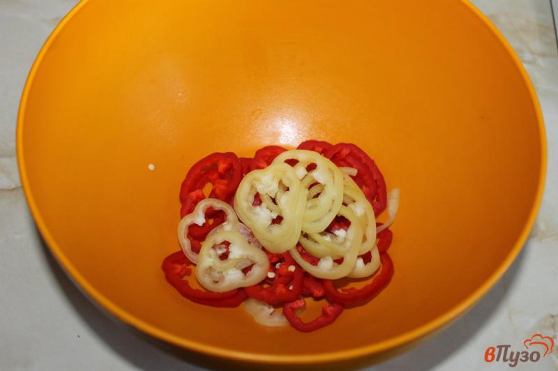Фото приготовление рецепта: Салат из перца, помидоров, маринованного лука и свежего базилика шаг №1