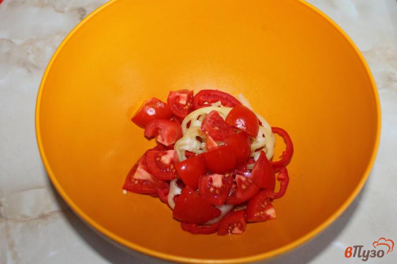 Фото приготовление рецепта: Салат из перца, помидоров, маринованного лука и свежего базилика шаг №2