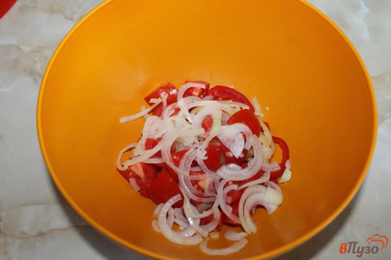 Фото приготовление рецепта: Салат из перца, помидоров, маринованного лука и свежего базилика шаг №3