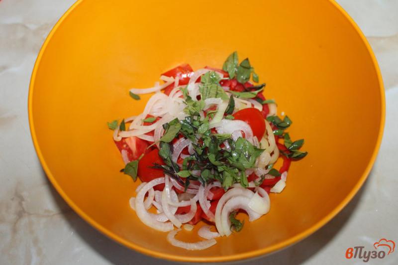 Фото приготовление рецепта: Салат из перца, помидоров, маринованного лука и свежего базилика шаг №4