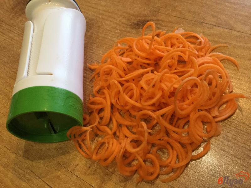 Фото приготовление рецепта: Салат из моркови и огурцов шаг №1