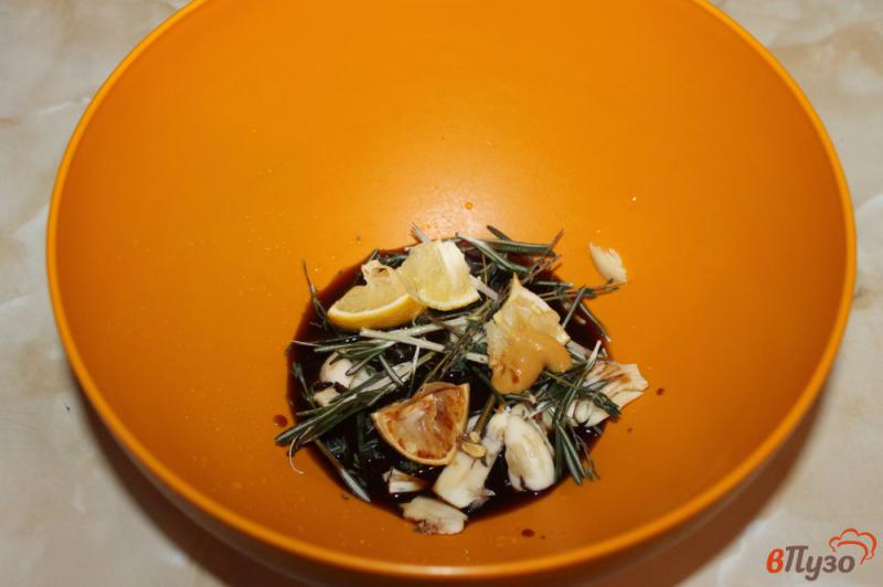 Фото приготовление рецепта: Толстолобик тушеный в духовке с лимоном и травами шаг №3