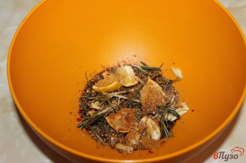 Фото приготовление рецепта: Толстолобик тушеный в духовке с лимоном и травами шаг №4