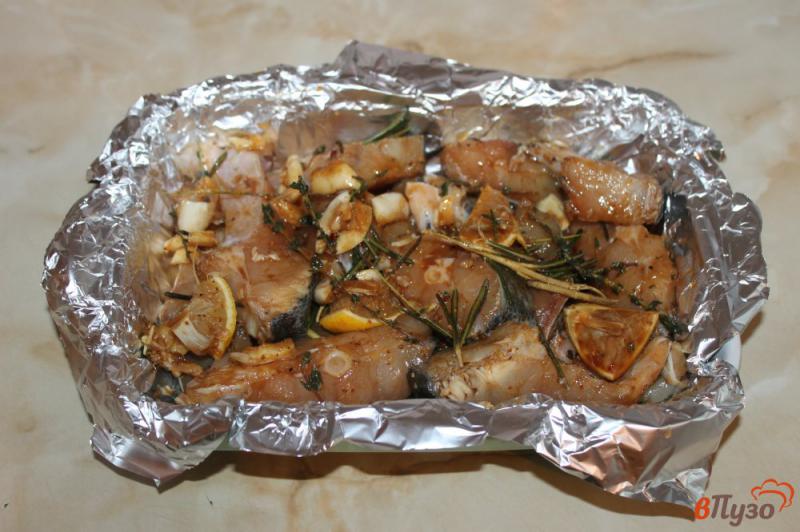 Фото приготовление рецепта: Толстолобик тушеный в духовке с лимоном и травами шаг №6