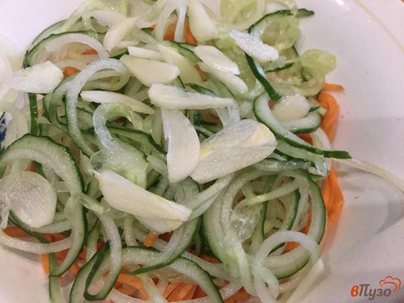 Фото приготовление рецепта: Салат из моркови и огурцов шаг №4