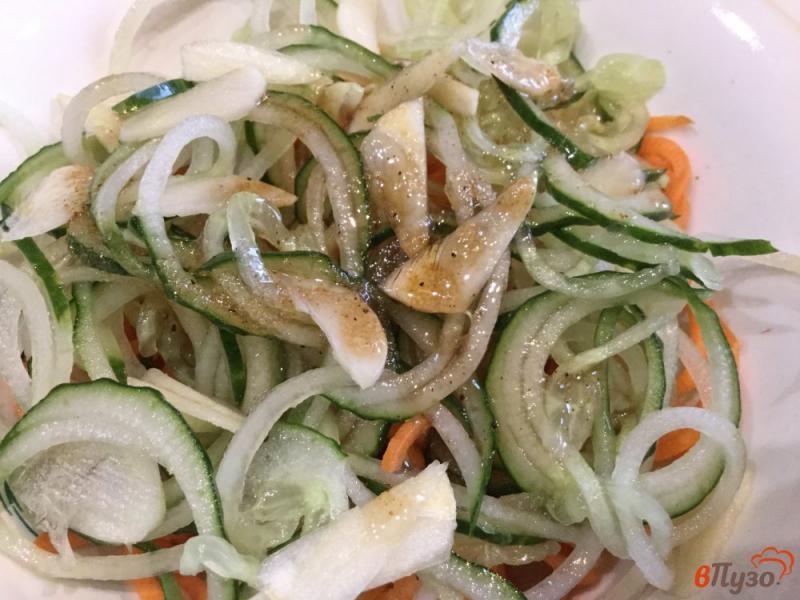 Фото приготовление рецепта: Салат из моркови и огурцов шаг №6