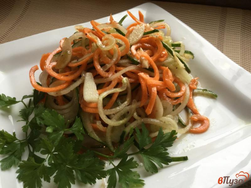 Фото приготовление рецепта: Салат из моркови и огурцов шаг №7