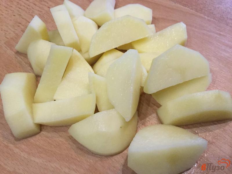 Фото приготовление рецепта: Сосиски, запеченные с картофелем и помидорами шаг №2