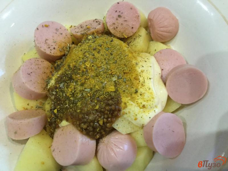Фото приготовление рецепта: Сосиски, запеченные с картофелем и помидорами шаг №4