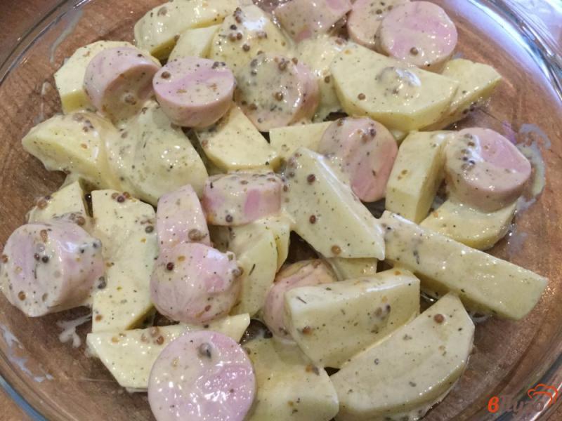 Фото приготовление рецепта: Сосиски, запеченные с картофелем и помидорами шаг №5