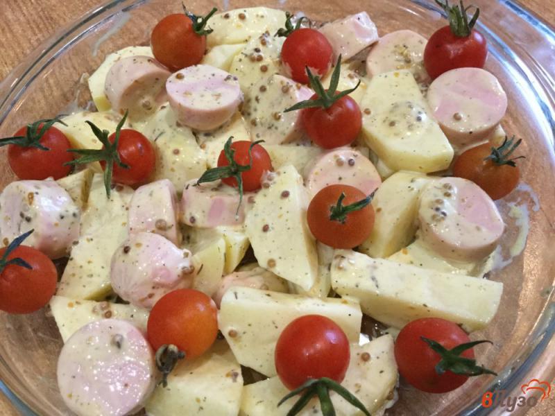 Фото приготовление рецепта: Сосиски, запеченные с картофелем и помидорами шаг №6