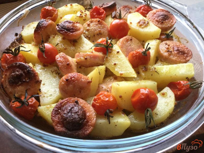 Фото приготовление рецепта: Сосиски, запеченные с картофелем и помидорами шаг №7