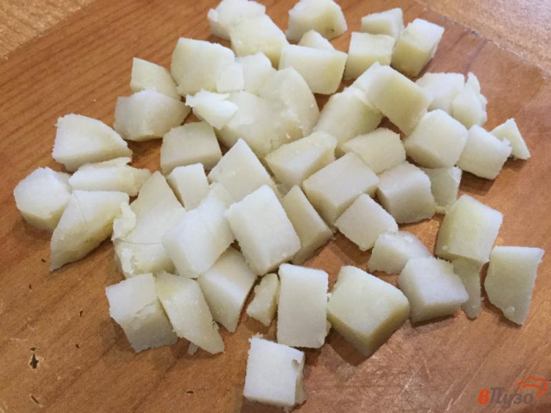 Фото приготовление рецепта: Салат из квашеной капусты, картофеля и сырокопченой колбасы шаг №1