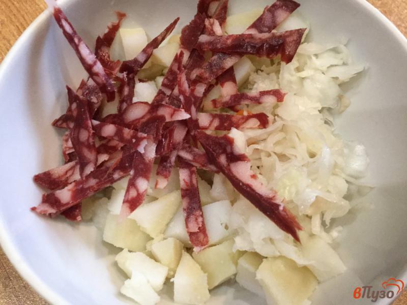 Фото приготовление рецепта: Салат из квашеной капусты, картофеля и сырокопченой колбасы шаг №4