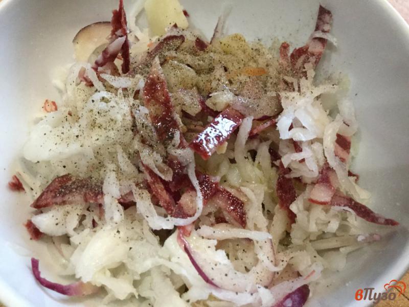 Фото приготовление рецепта: Салат из квашеной капусты, картофеля и сырокопченой колбасы шаг №6