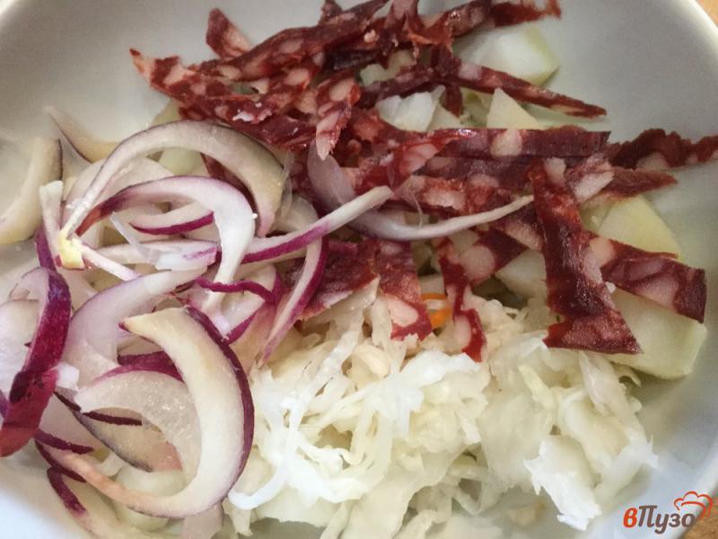 Фото приготовление рецепта: Салат из квашеной капусты, картофеля и сырокопченой колбасы шаг №5