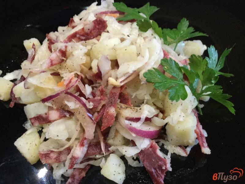 Фото приготовление рецепта: Салат из квашеной капусты, картофеля и сырокопченой колбасы шаг №7