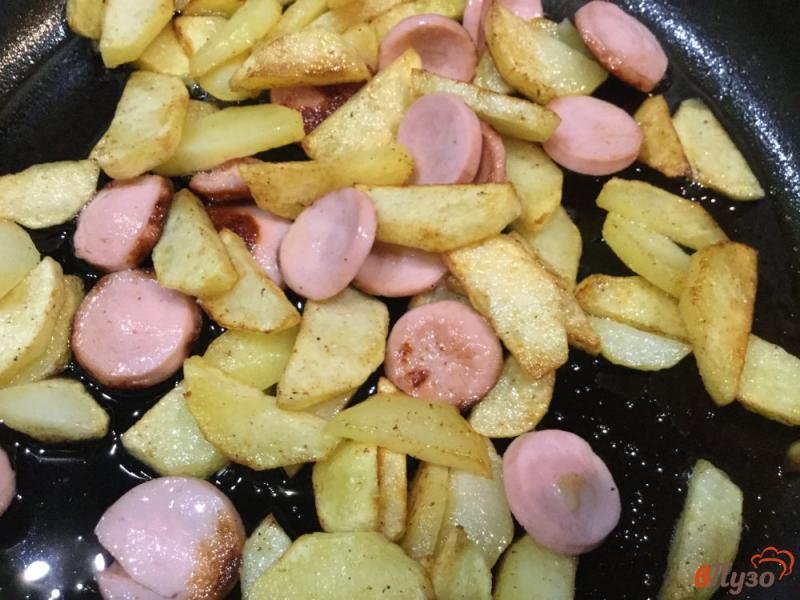 Фото приготовление рецепта: Картофель, запеченный с сосисками шаг №4