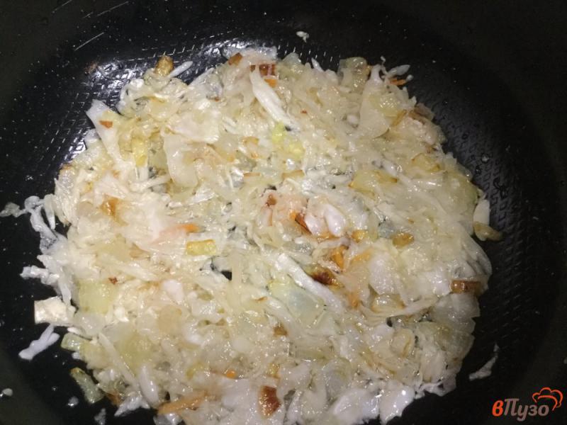 Фото приготовление рецепта: Картошка тушеная с квашеной капустой в мультиварке шаг №4