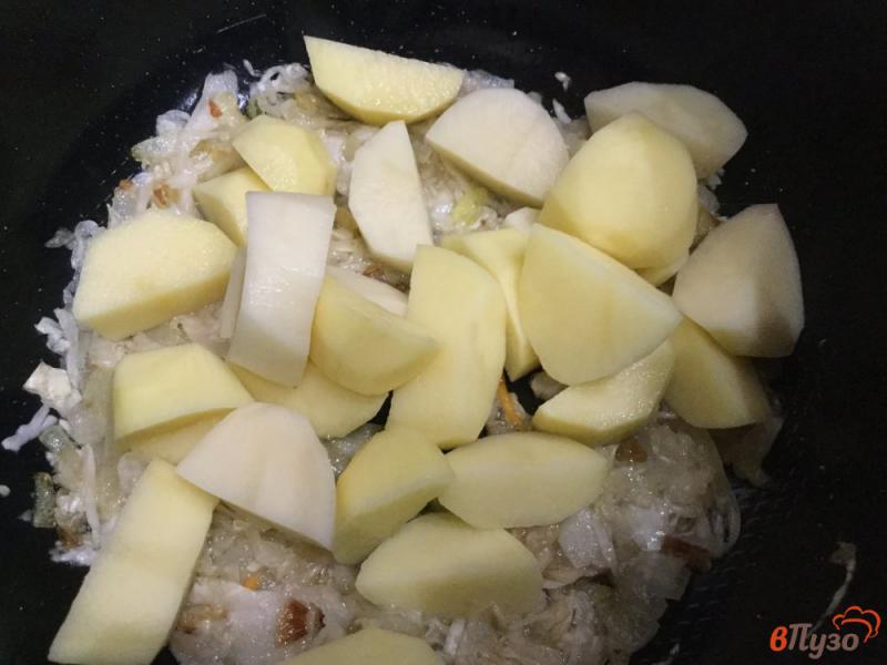 Фото приготовление рецепта: Картошка тушеная с квашеной капустой в мультиварке шаг №5