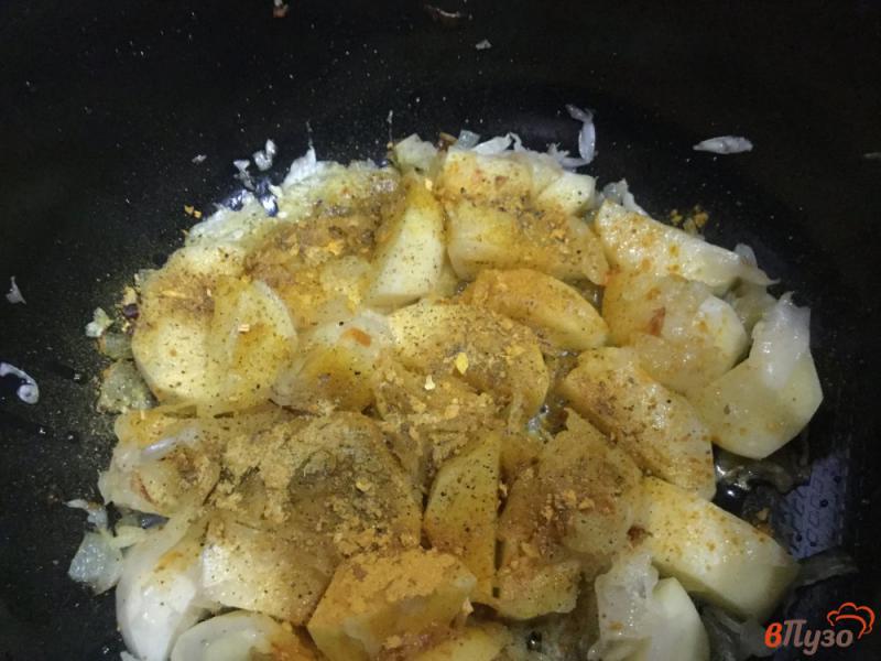 Фото приготовление рецепта: Картошка тушеная с квашеной капустой в мультиварке шаг №6