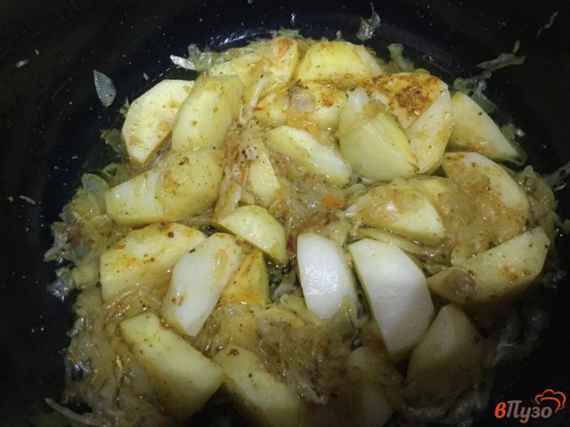 Фото приготовление рецепта: Картошка тушеная с квашеной капустой в мультиварке шаг №7