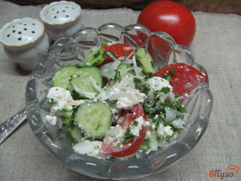 Фото приготовление рецепта: Салат из огурца с помидором и творогом шаг №4