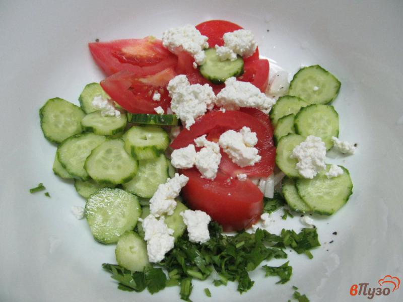Фото приготовление рецепта: Салат из огурца с помидором и творогом шаг №3