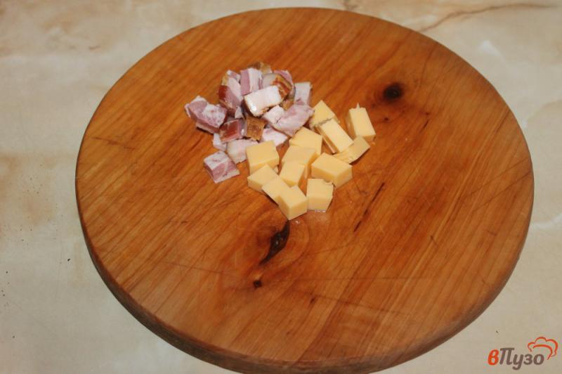Фото приготовление рецепта: Котлеты с сыром и беконом шаг №4