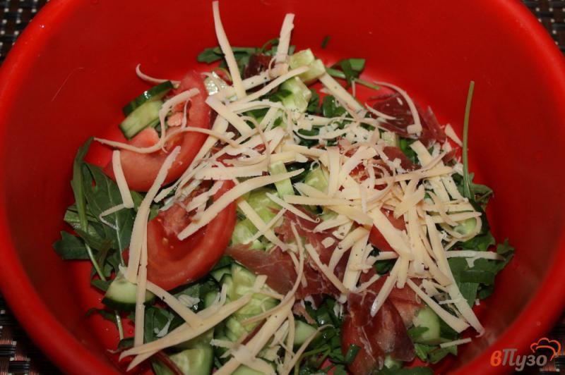 Фото приготовление рецепта: Овощной салат с вяленым мясом и сыром шаг №4