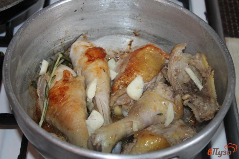 Фото приготовление рецепта: Курица тушеная в соевом соусе шаг №4