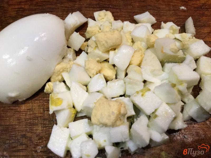 Фото приготовление рецепта: Картофельный салат с яйцами и болгарским перцем шаг №2
