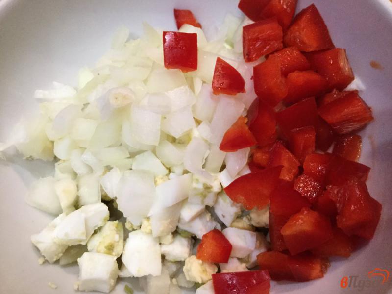Фото приготовление рецепта: Картофельный салат с яйцами и болгарским перцем шаг №5