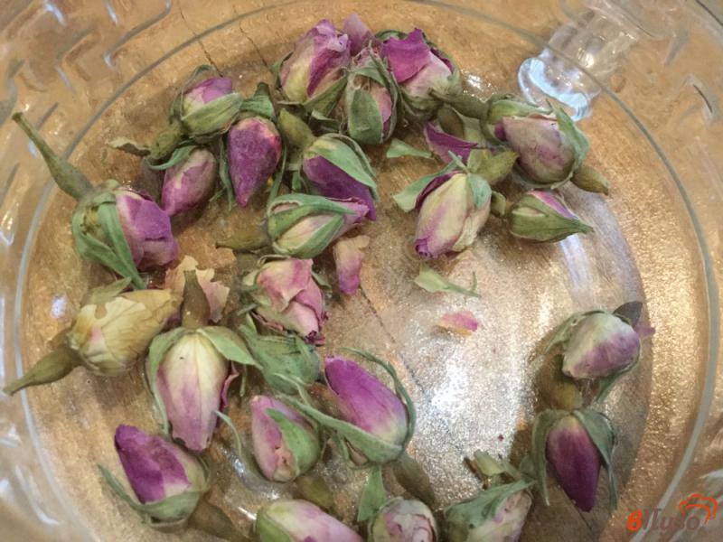 Фото приготовление рецепта: Напиток из бутонов роз, кизила и мяты шаг №3