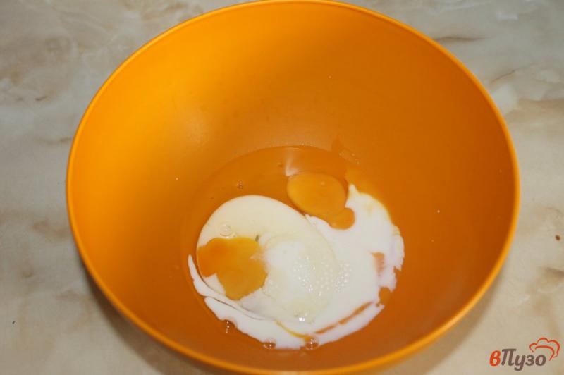 Фото приготовление рецепта: Яичные роллы с брынзой и помидорами шаг №1