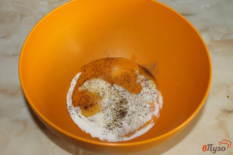 Фото приготовление рецепта: Яичные роллы с брынзой и помидорами шаг №2