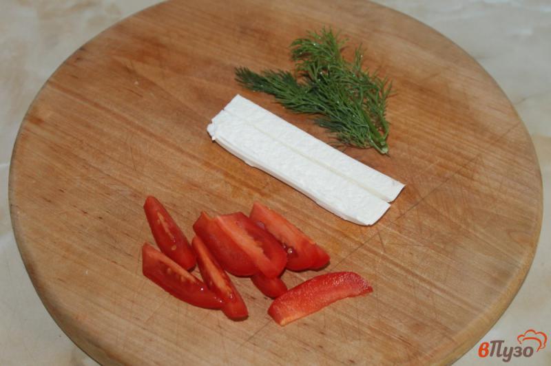 Фото приготовление рецепта: Яичные роллы с брынзой и помидорами шаг №4