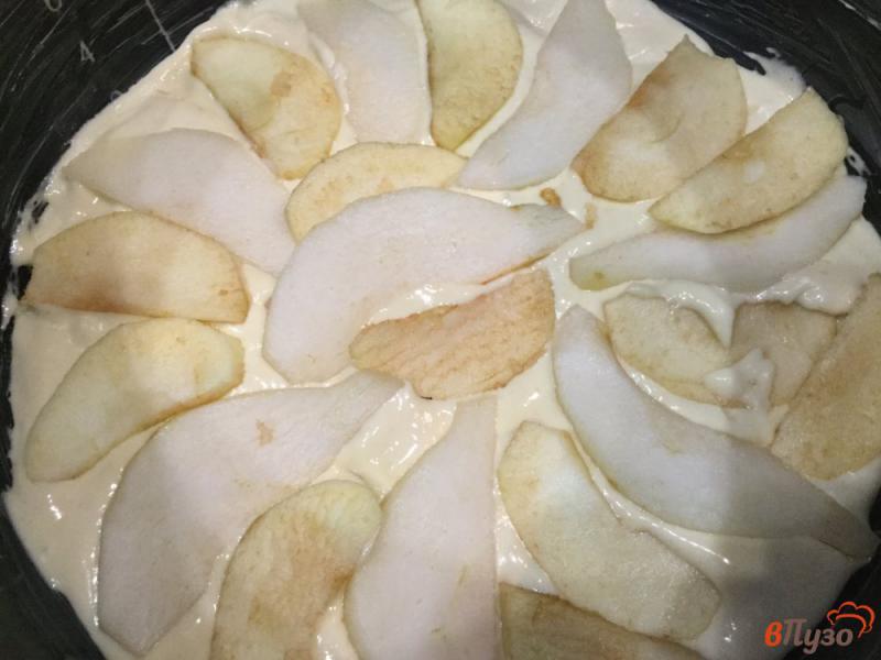 Фото приготовление рецепта: Грушево-яблочный пирог в мультиварке шаг №7