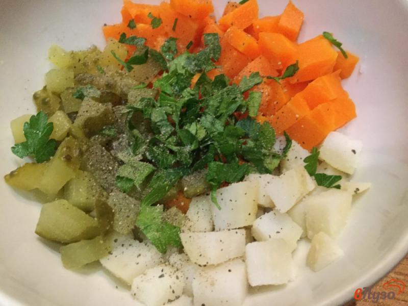 Фото приготовление рецепта: Салат из моркови, картофеля, квашеных огурцов шаг №6