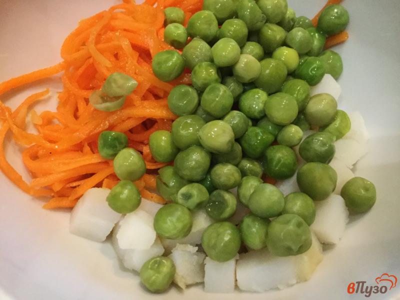 Фото приготовление рецепта: Салат с картофелем, корейской морковью и зеленым горошком шаг №4