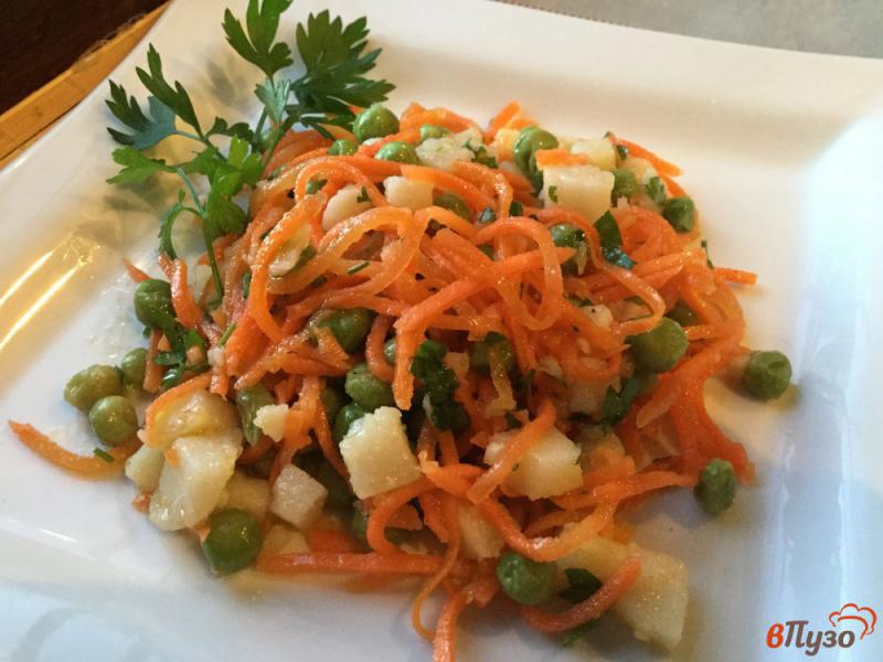 Фото приготовление рецепта: Салат с картофелем, корейской морковью и зеленым горошком шаг №8